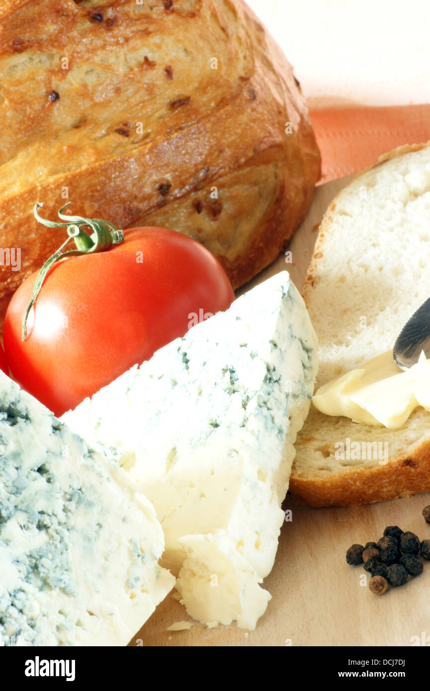 Conseil de bois avec un peu de fromage de moule bleue Banque D'Images