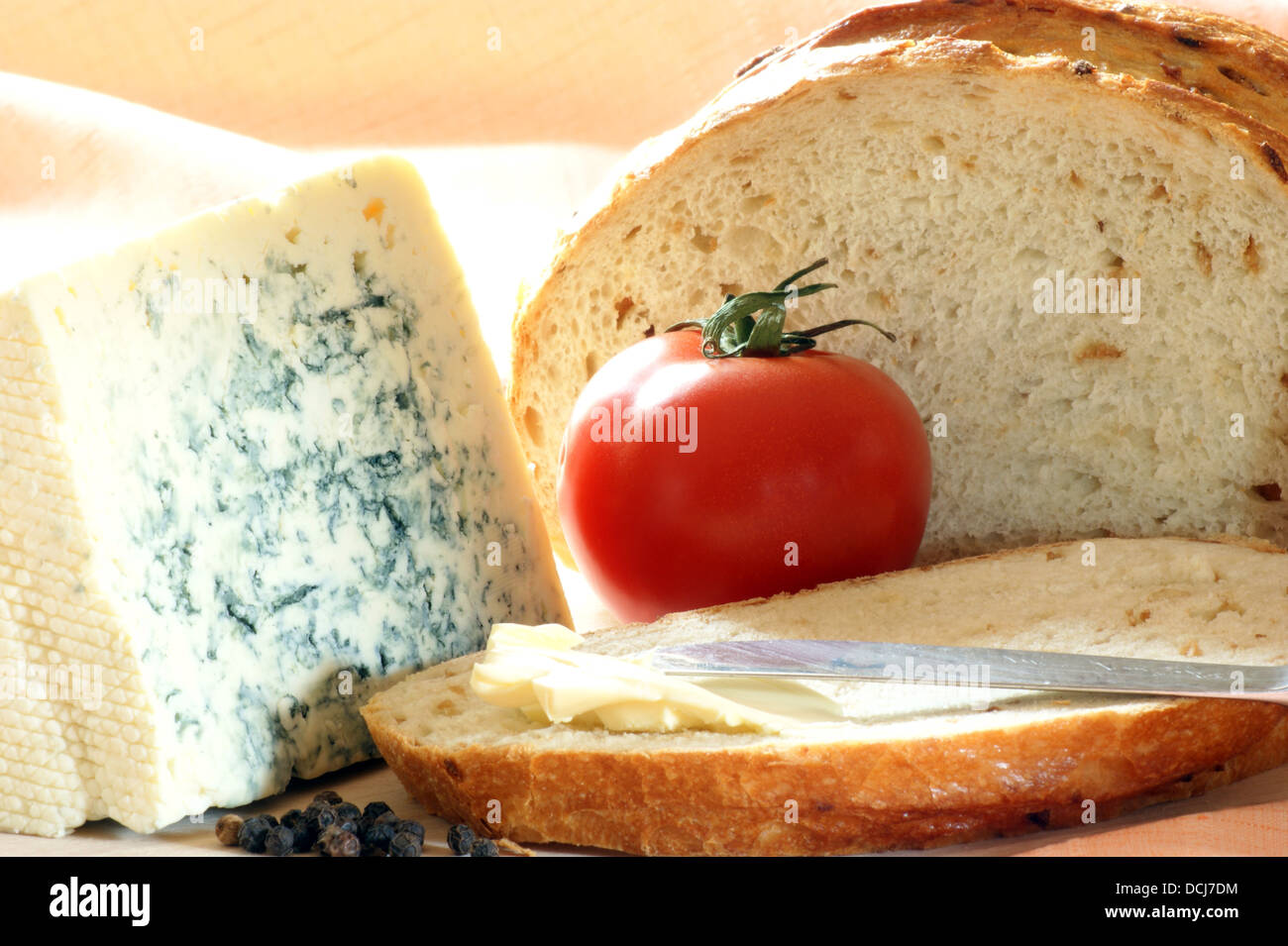 Conseil de bois avec un peu de fromage de moule bleue Banque D'Images