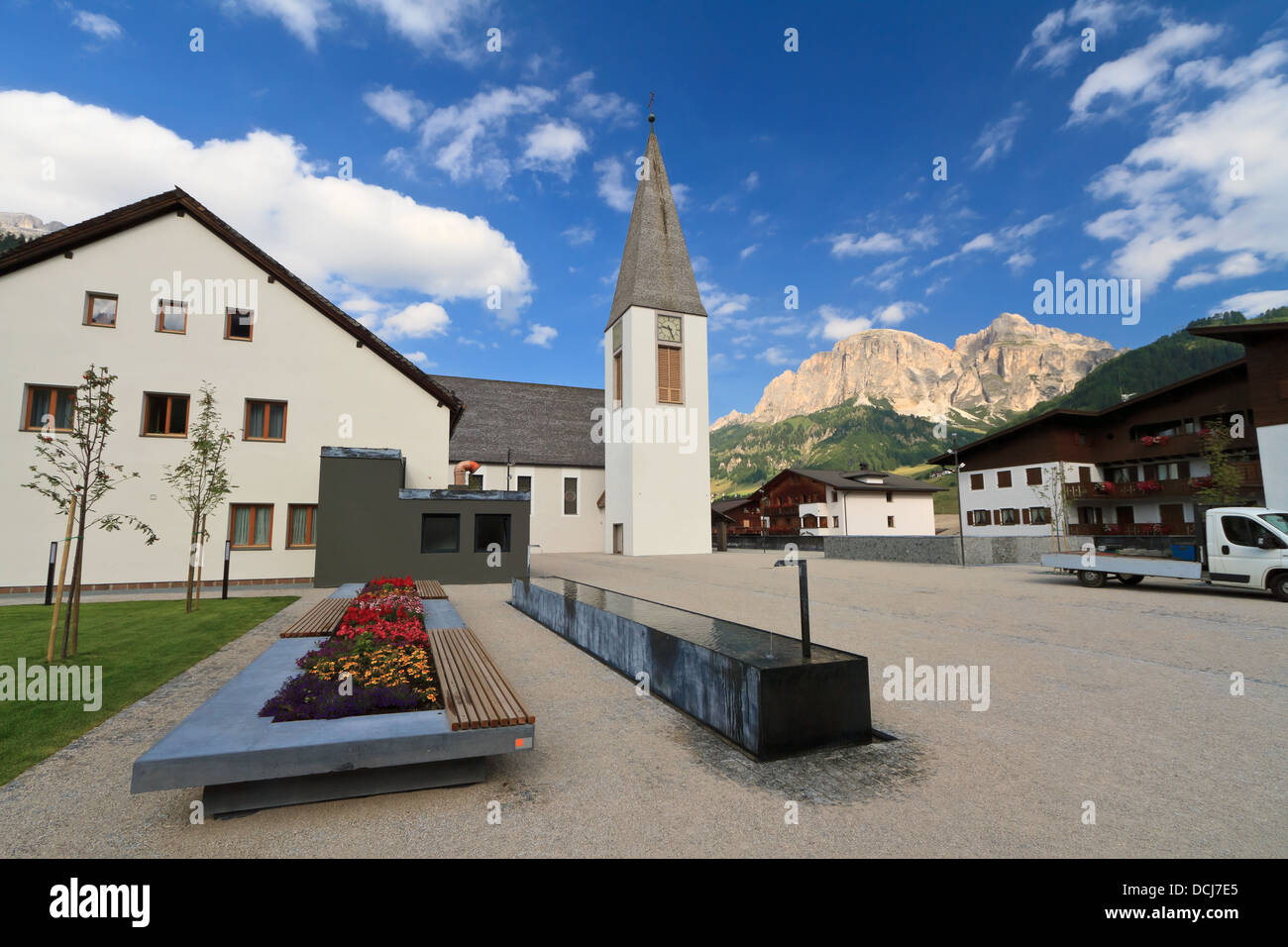 Place avec fontaine et église de Corvara, Badia, Alto Adige, Italie Banque D'Images