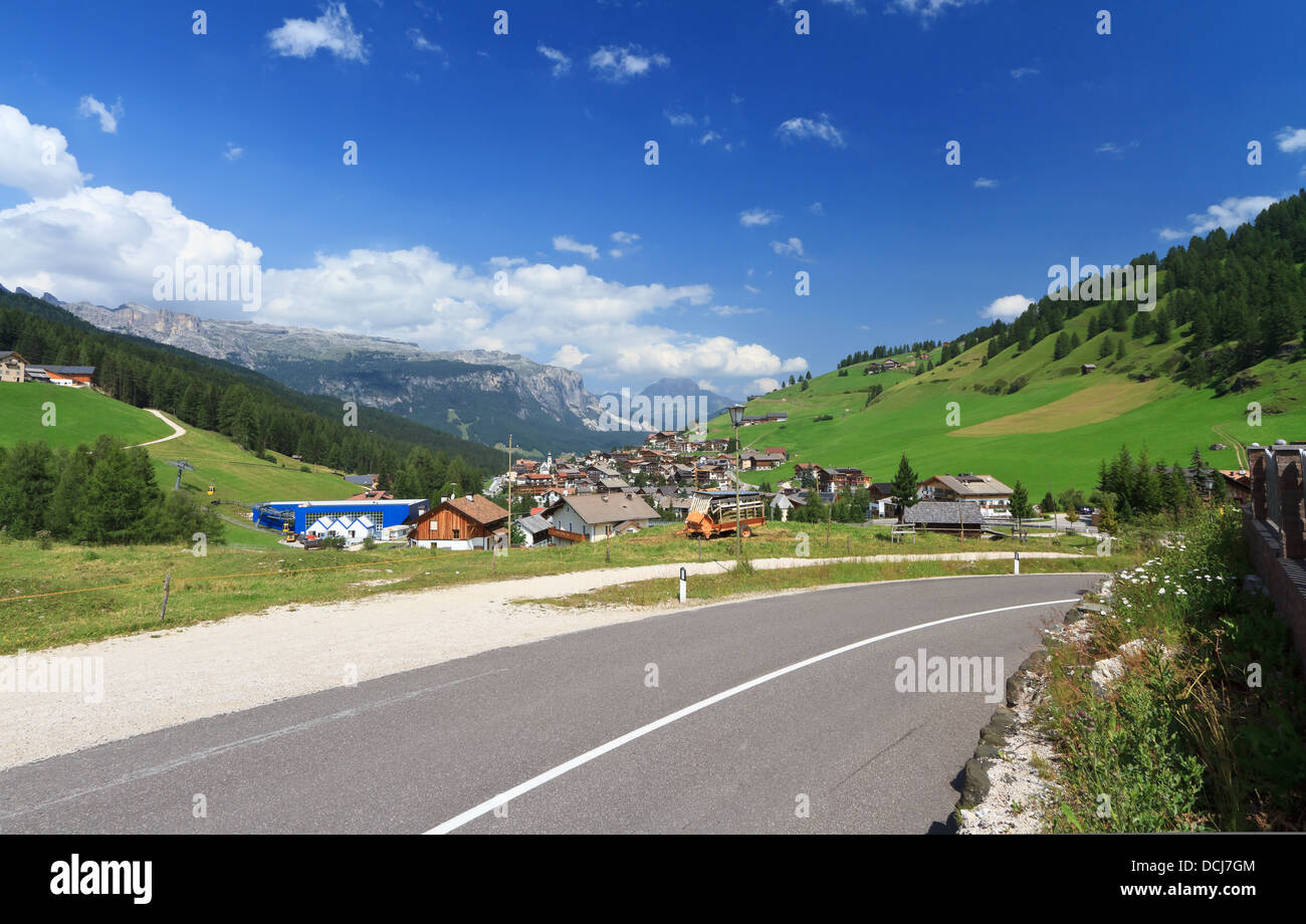 Vue d'été de Val Badia avec petit village de San Cassiano, Italie Banque D'Images