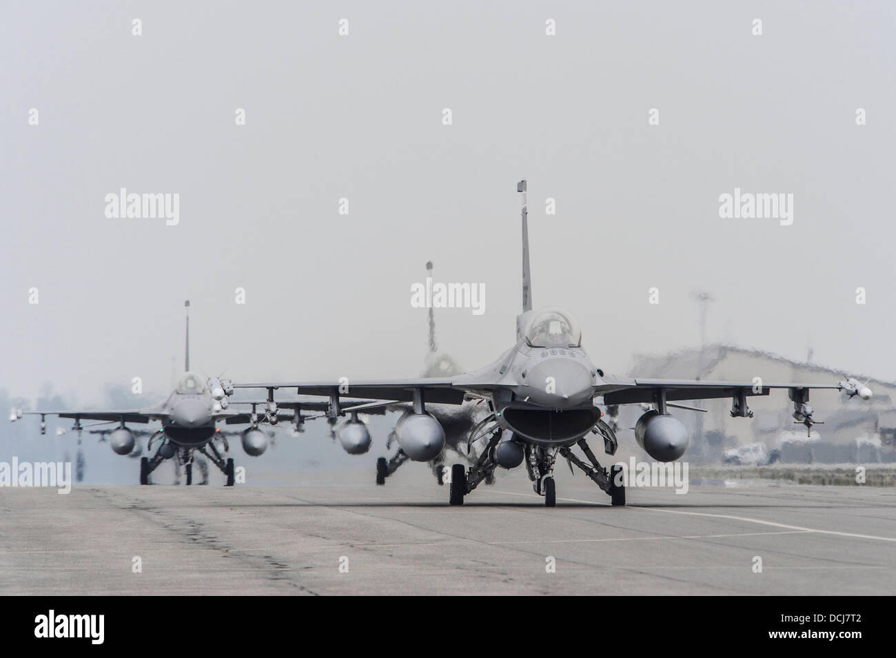 U.S. Air Force F-16 Fighting Falcon affecté à la 100e Escadron de chasse, Dannelly Field, Ala, taxi sur la piste au cours de l'exercice Red Flag Alaska 13-3 Le 12 août 2013, Eielson Air Force Base, en Alaska. Le F-16 est un appareil compact et polyvalent proposant un chasse-cos Banque D'Images