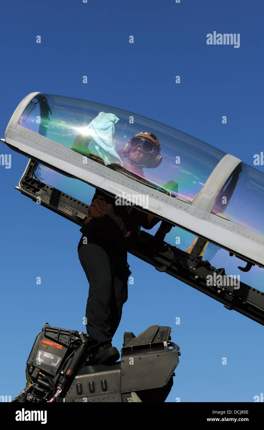 Machiniste d'aviation 4400 Nanthasai Vorasane aviateur, de Sacramento, Californie, nettoie l'intérieur d'un F/A-18F Super Hornet assi Banque D'Images