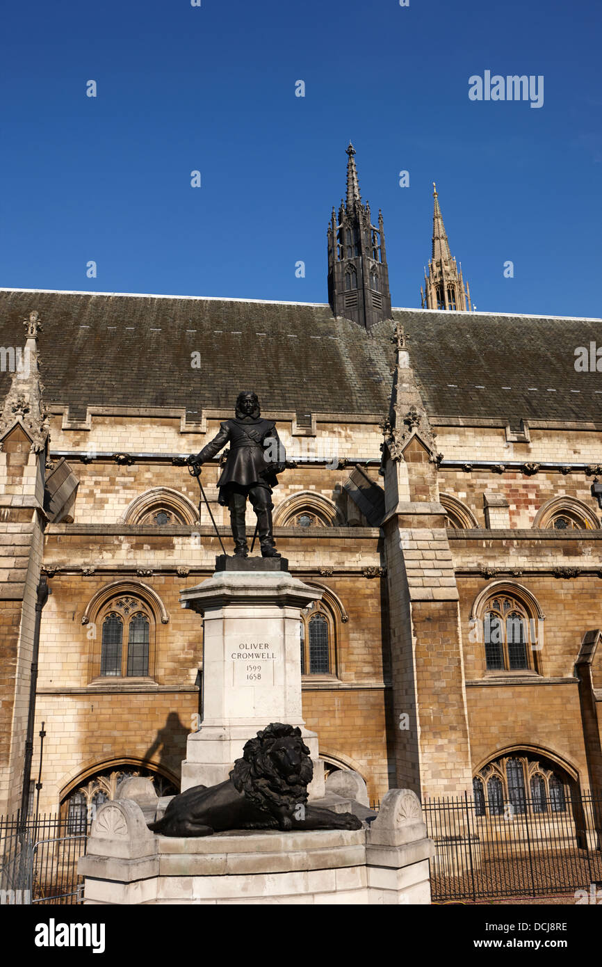 Statue d'Oliver Cromwell dans les maisons du Parlement, London England UK Banque D'Images