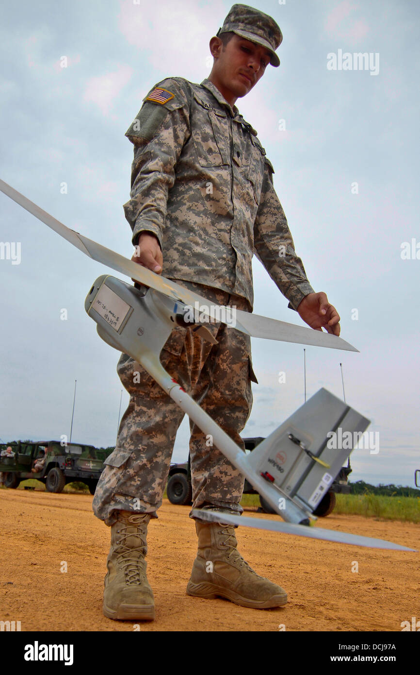 La CPS de l'armée américaine. Anthony Bann du New Jersey Army National Guard, une troupe du 102e régiment de cavalerie, d'infanterie 50e Brigade Combat Team, prépare un RQ-11B Raven véhicule aérien pour instructions de contrôle en amont de la zone de dépôt, Châteaux Fort Pickett, Va. Banque D'Images