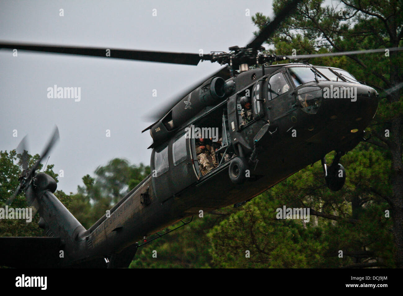 L'ARMÉE AMÉRICAINE UN UH-60 Black Hawk de l'hélicoptère d'assaut 1-150 bataillon, New Jersey Army National Guard, transporte Banque D'Images