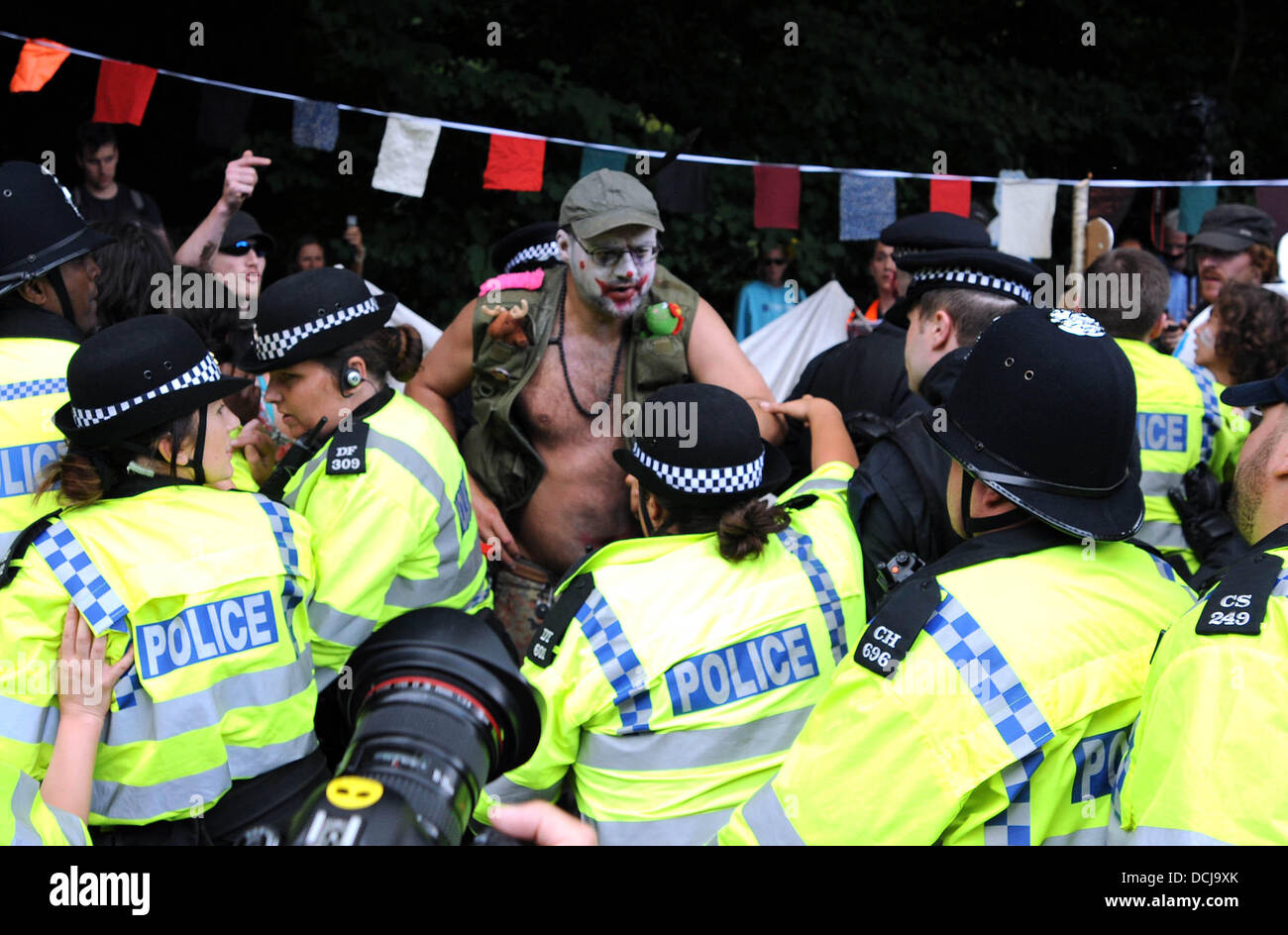 Balcombe West Sussex UK 19 Août 2013 - La Police en conflit avec les manifestants à l'extérieur de la lutte contre la fracturation hydraulique Cuadrilla site de forage à Balcombe West Sussex aujourd'hui Banque D'Images