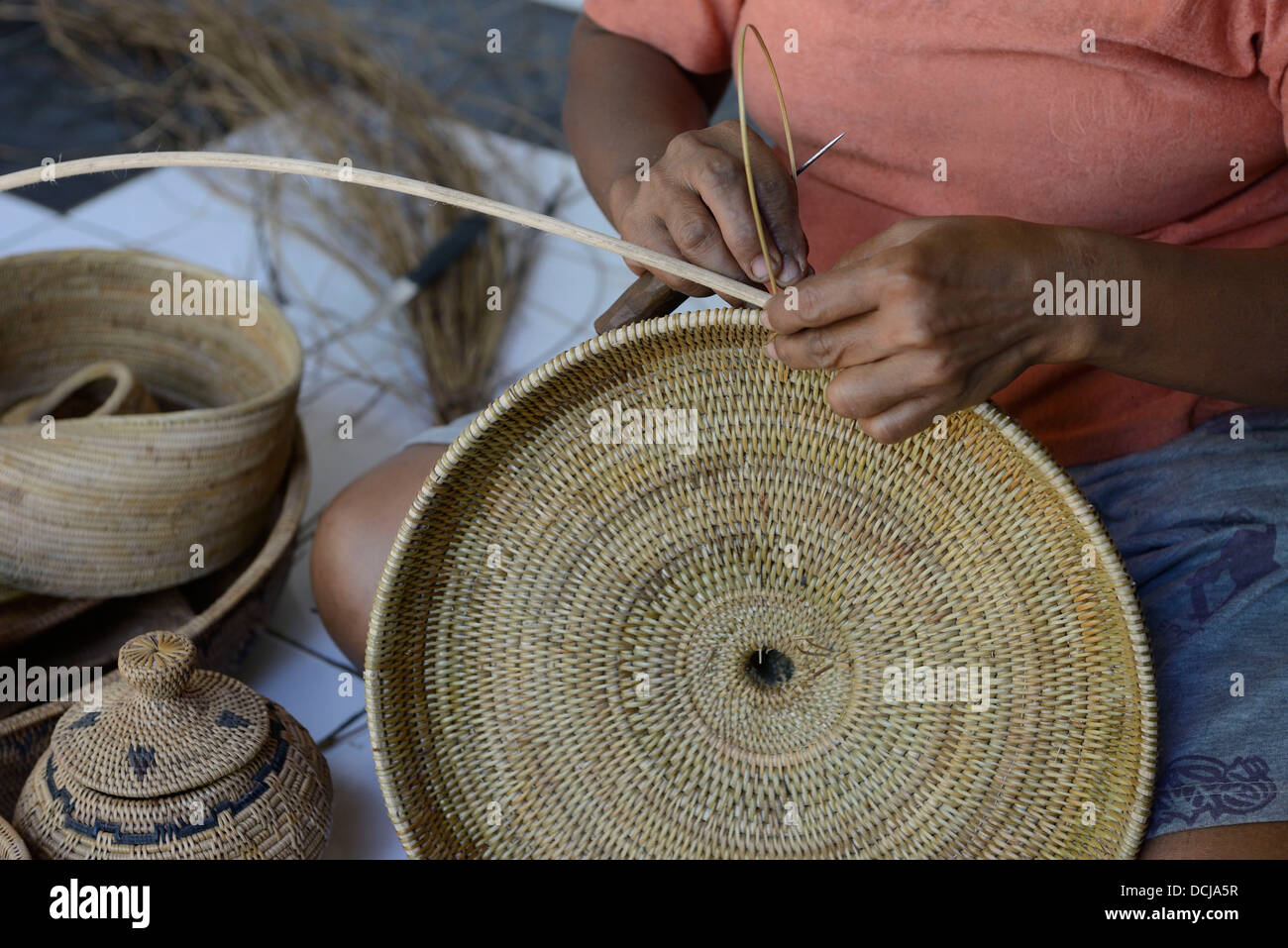 L'INDONÉSIE, Bali,Tenganan, femme faisant un panier Banque D'Images