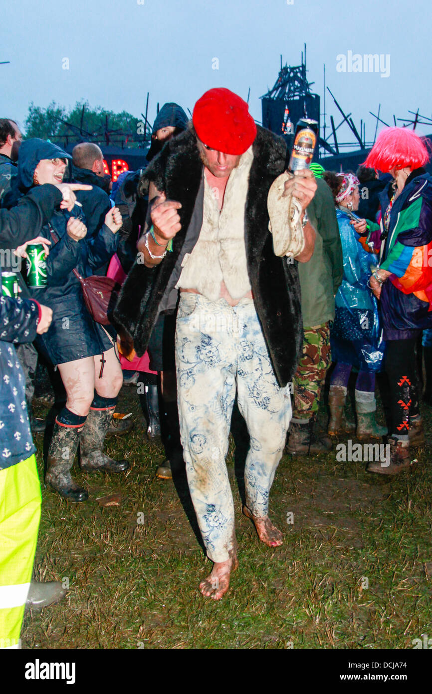 Un homme portant un béret rouge dansant dans l'enfer de Shangri-la , Glastonbury Festival 2013 Banque D'Images