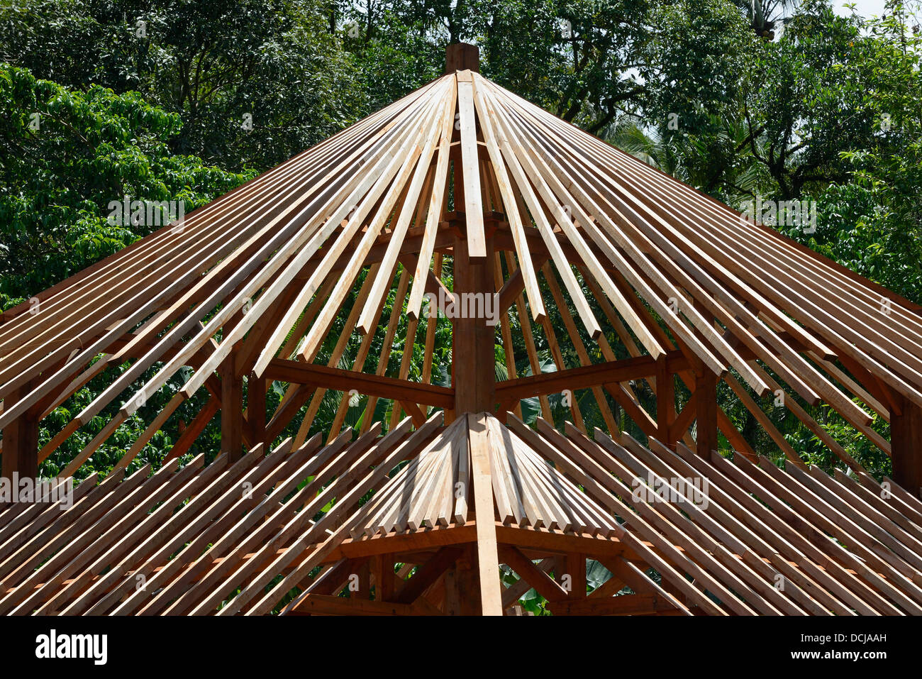 L'INDONÉSIE, Bali,Tenganan, cadre en bois d'une maison en construction Banque D'Images