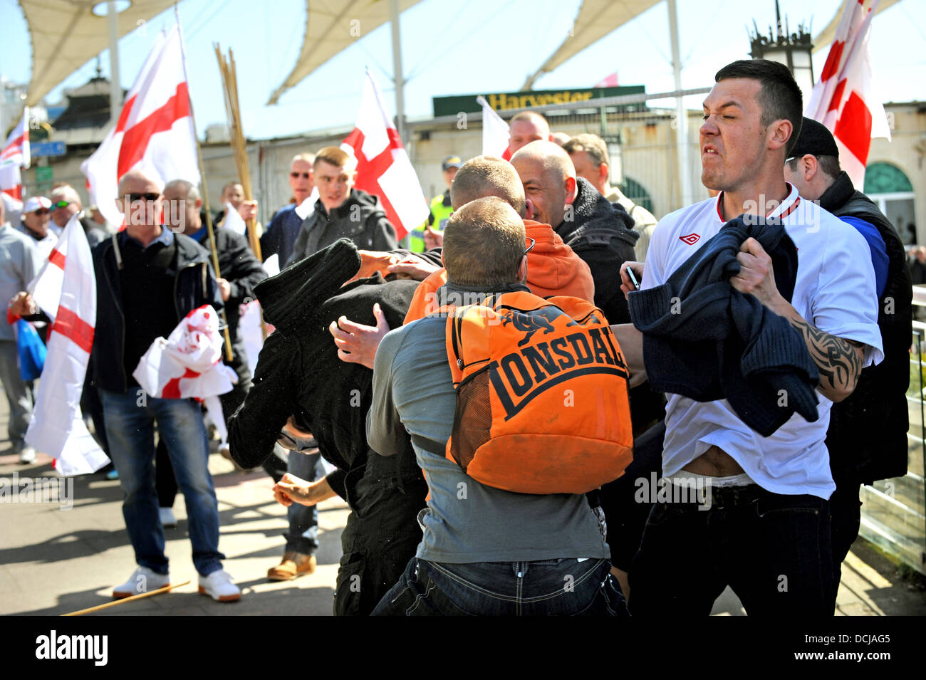Une lutte éclate entre les membres de la Ligue de défense anglaise et manifestants anti fascistes avant un EDL mars à Brighton Banque D'Images