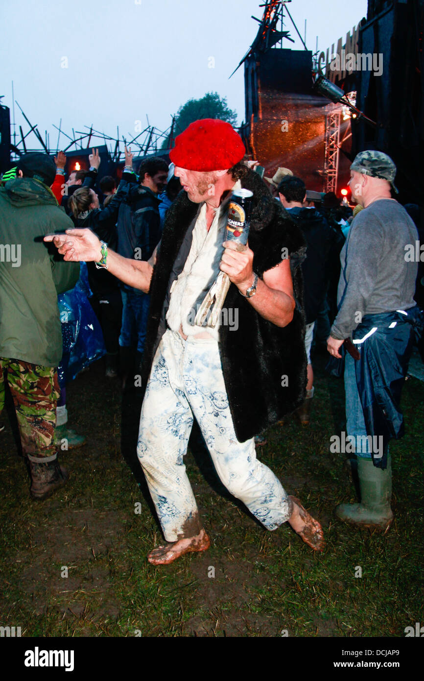 Un homme portant un béret rouge dansant dans l'enfer de Shangri-la , Glastonbury Festival 2013 Banque D'Images