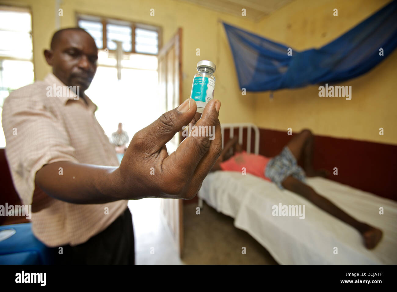 Doctor holding un vaccin tétanique flacon, Tanzanie. Banque D'Images