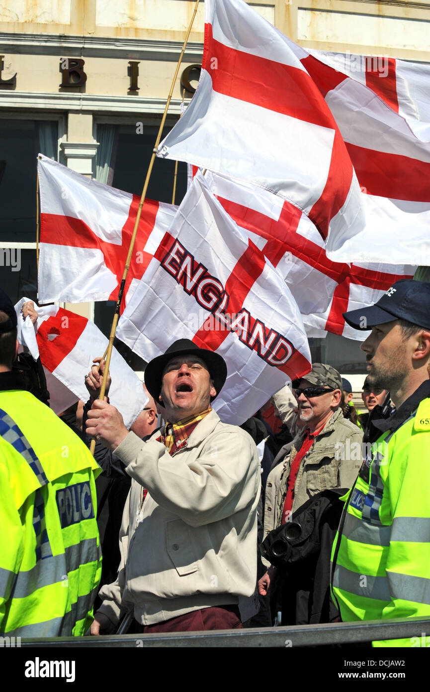 Tenir les membres de la police de l'English Defence League et manifestants anti fascistes séparer lors d'une EDL mars à Brighton Banque D'Images