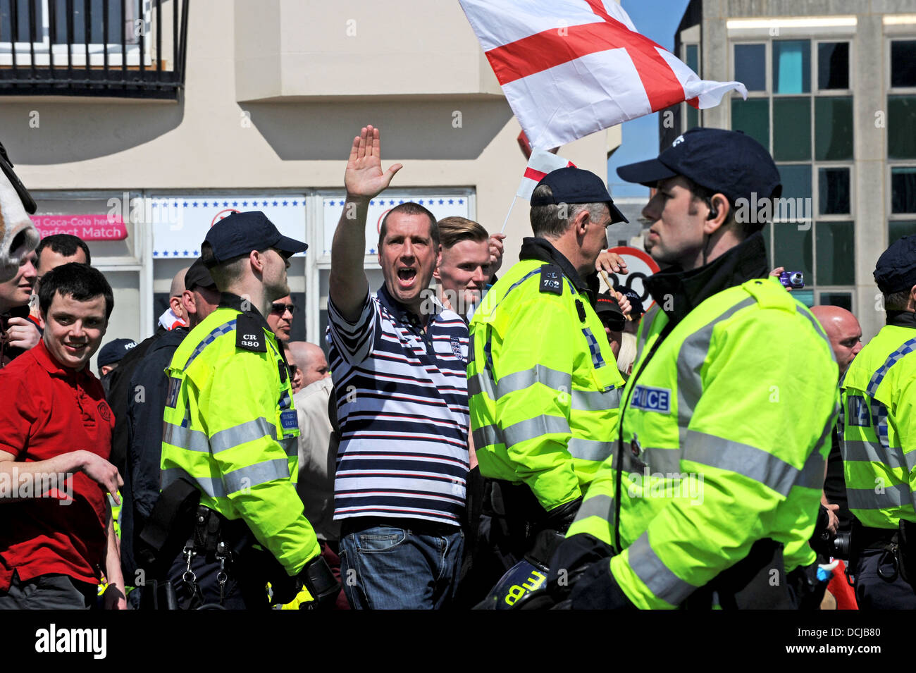 Tenir les membres de la police de l'English Defence League et manifestants anti fascistes séparer lors d'une EDL mars à Brighton Banque D'Images