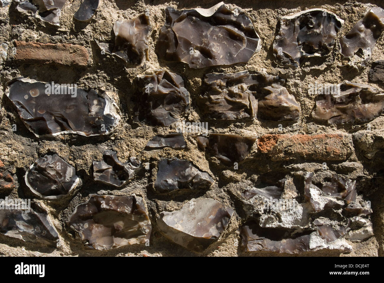 Silex brutes et non finies d'une ancienne façade mur près de la Cathédrale, St Alban's, Hertfordshire, Angleterre Banque D'Images