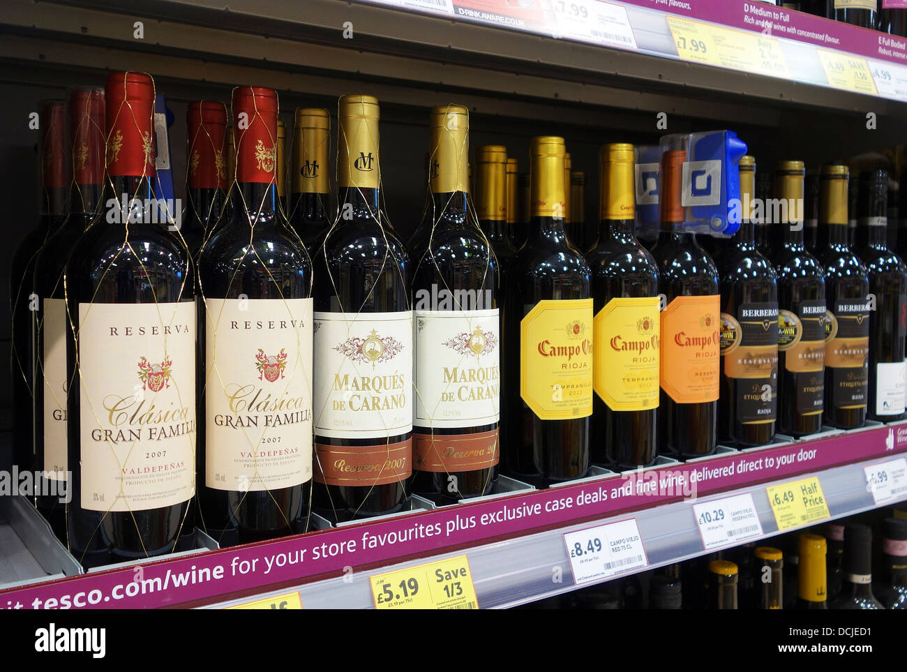Bouteilles de vin espagnol dans un supermarché Tesco Banque D'Images