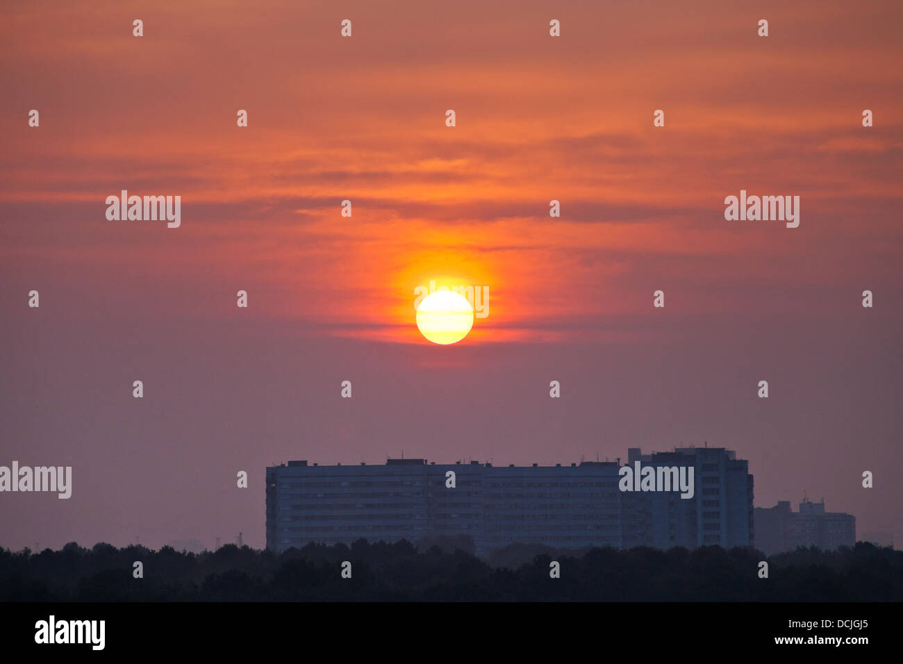 Tôt le matin sur cloudscape rouge grande maison en ville Banque D'Images