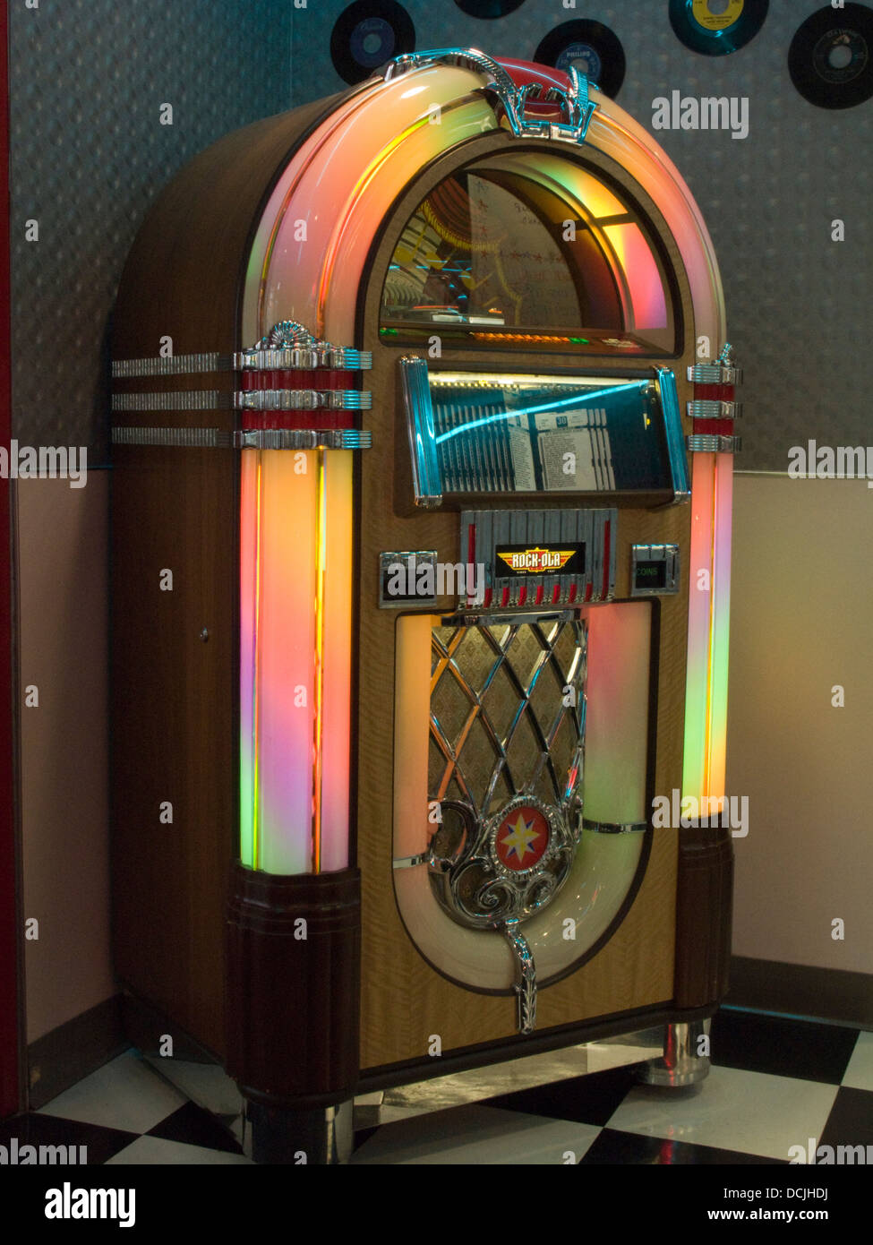 ROCK OLA JUKEBOX CLASSIQUE ARNOLDS DINER RAPID CITY DANS LE DAKOTA DU SUD USA Banque D'Images