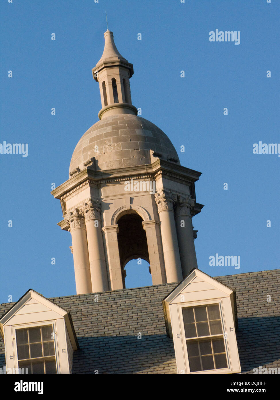 Tour de l'horloge ancienne Bâtiment principal campus de l'Université Pennsylvania State State College, Pennsylvania USA Banque D'Images