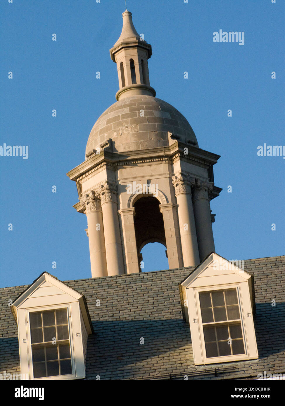 Tour de l'horloge ancienne Bâtiment principal campus de l'Université Pennsylvania State State College, Pennsylvania USA Banque D'Images