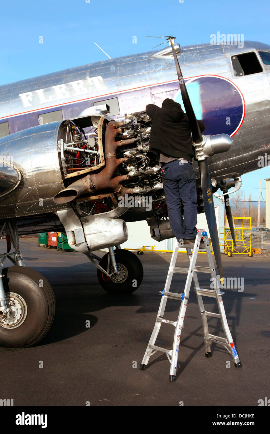 Un technicien d'aéronef faisant les réparations sur un DC3 moteur. Banque D'Images