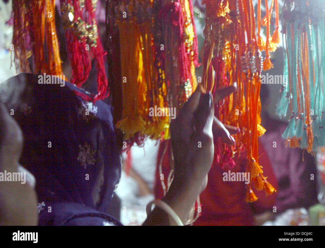 Rakhi (Fraternité) sont en vente à l'occasion de Rakhsha Bandhan, un Hindou Festival communautaire sur lequel des liens soeurs Rakhi à leurs frères et prêter serment de leur soutien et de sauvegarde sur chaque étape de la vie, près d'un temple à Keamari domaine de Karachi le lundi, Août 19, 2013. Banque D'Images