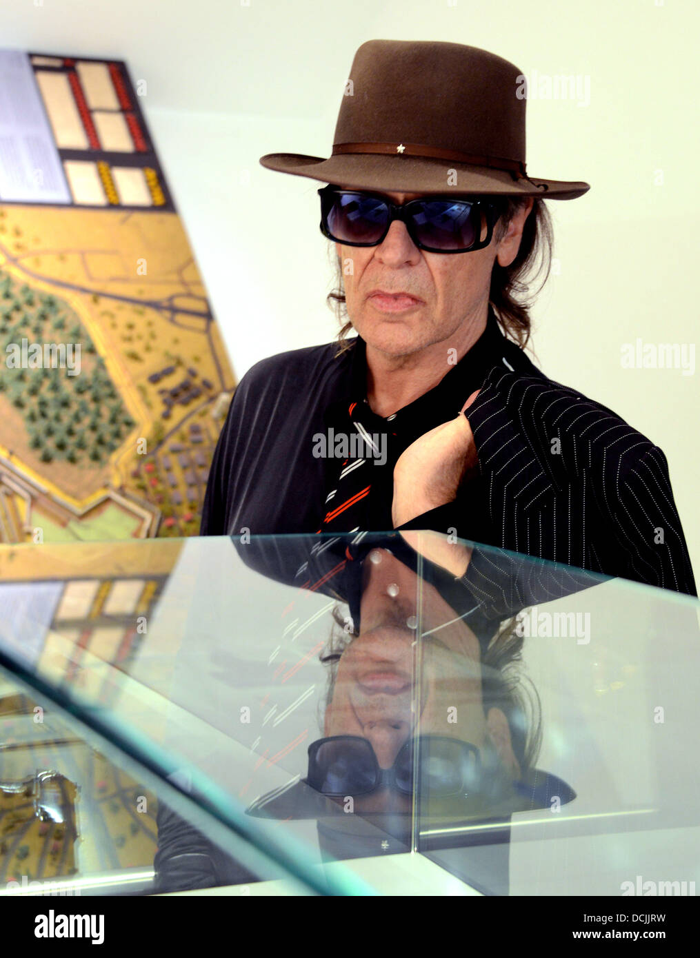 Musicien de rock allemand Udo Lindenberg promenades à travers l'exposition permanente à la Villa Schoeningen à Potsdam, Allemagne, 19 août 2013. L'exposition permanente il y a été élargi par l'installation 'La vie dans la mort bande' par Stefan Roloff et le film par Beckmann intitulée 'Le fichier Udo Lindenberg - Udo et la RDA". Photo : BERND SETTNIK Banque D'Images