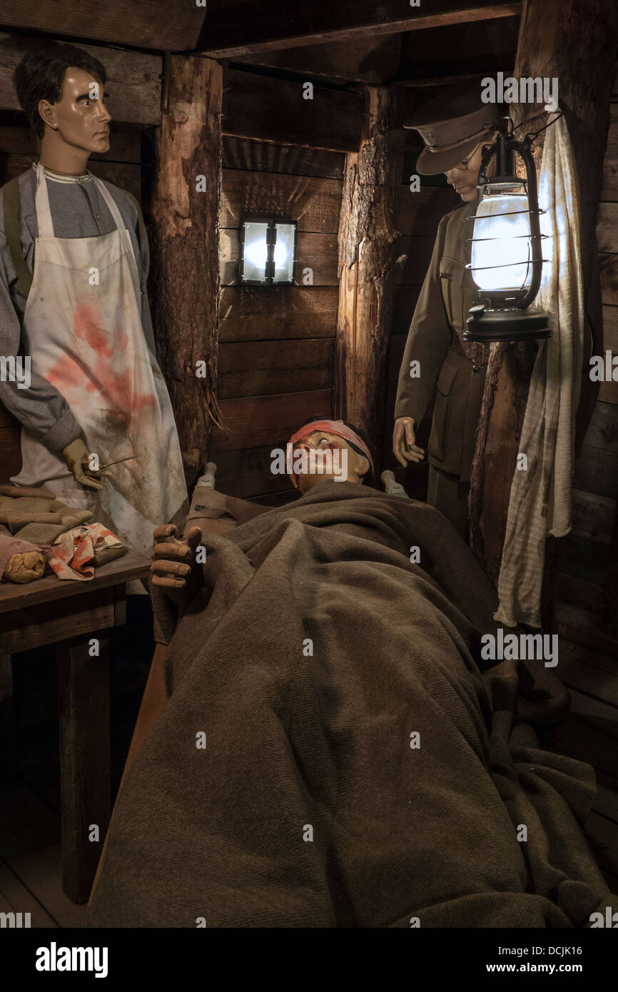 Votre médecin traitant soldat blessé en poste de secours à l'étang de Première Guerre mondiale une tranchée, Memorial Museum Passchendaele 1917 Banque D'Images