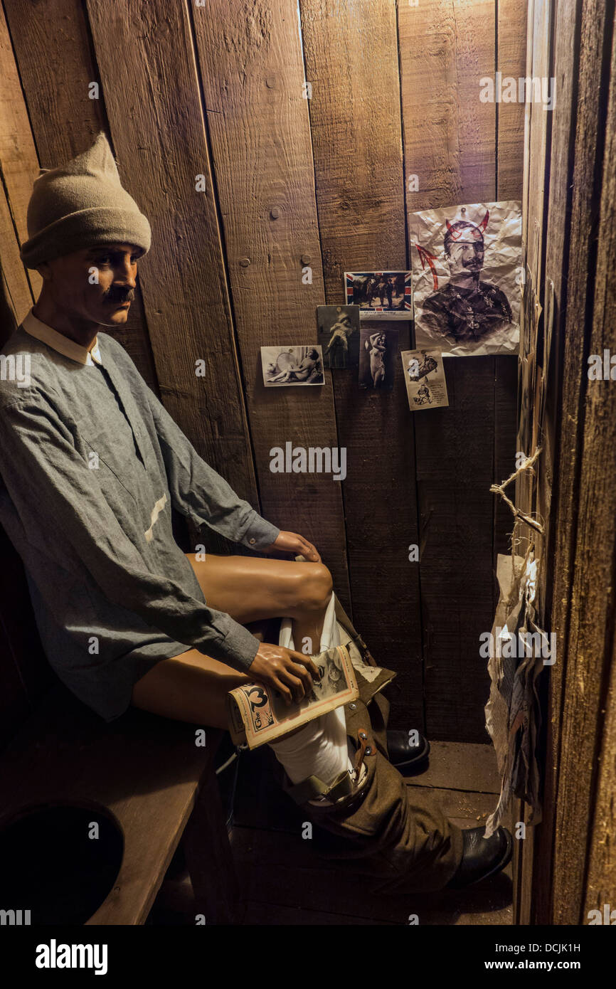 La première guerre mondiale, soldat britannique assis en pirogue toilettes de Première Guerre mondiale une tranchée dans le Memorial Museum Passchendaele Zonnebeke, 1917 Banque D'Images