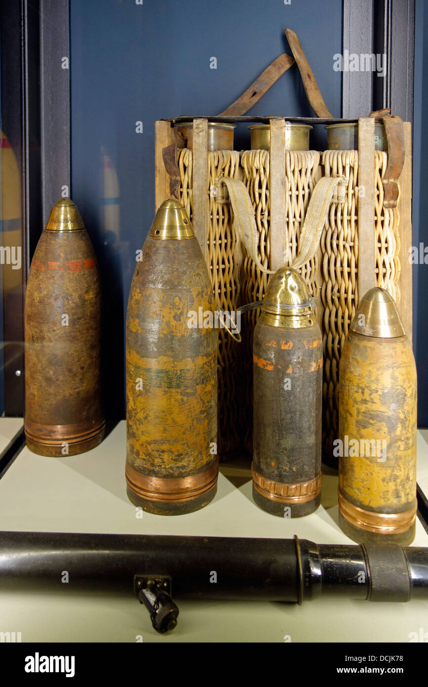 Première Guerre mondiale l'une des grenades et munitions WW1 paniers en osier saule / shell transporteur aérien d'obus Banque D'Images