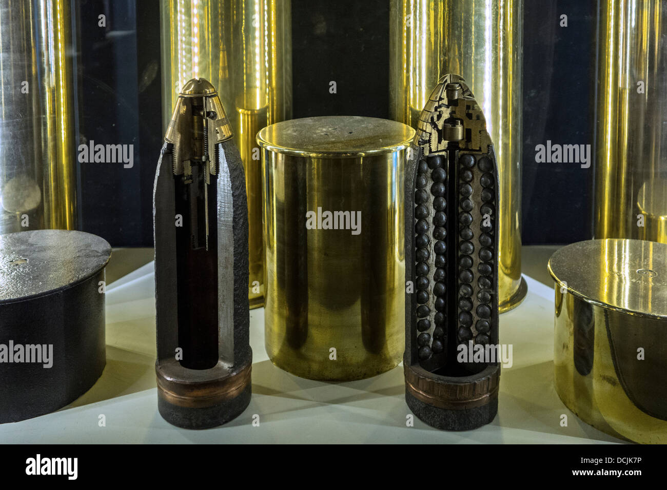 Des sections de la PREMIÈRE GUERRE MONDIALE, les carapaces de Première Guerre mondiale, un bataillon d'artillerie de munitions dans le Memorial Museum Passchendaele 1917 à Zonnebeke, Belgique Banque D'Images