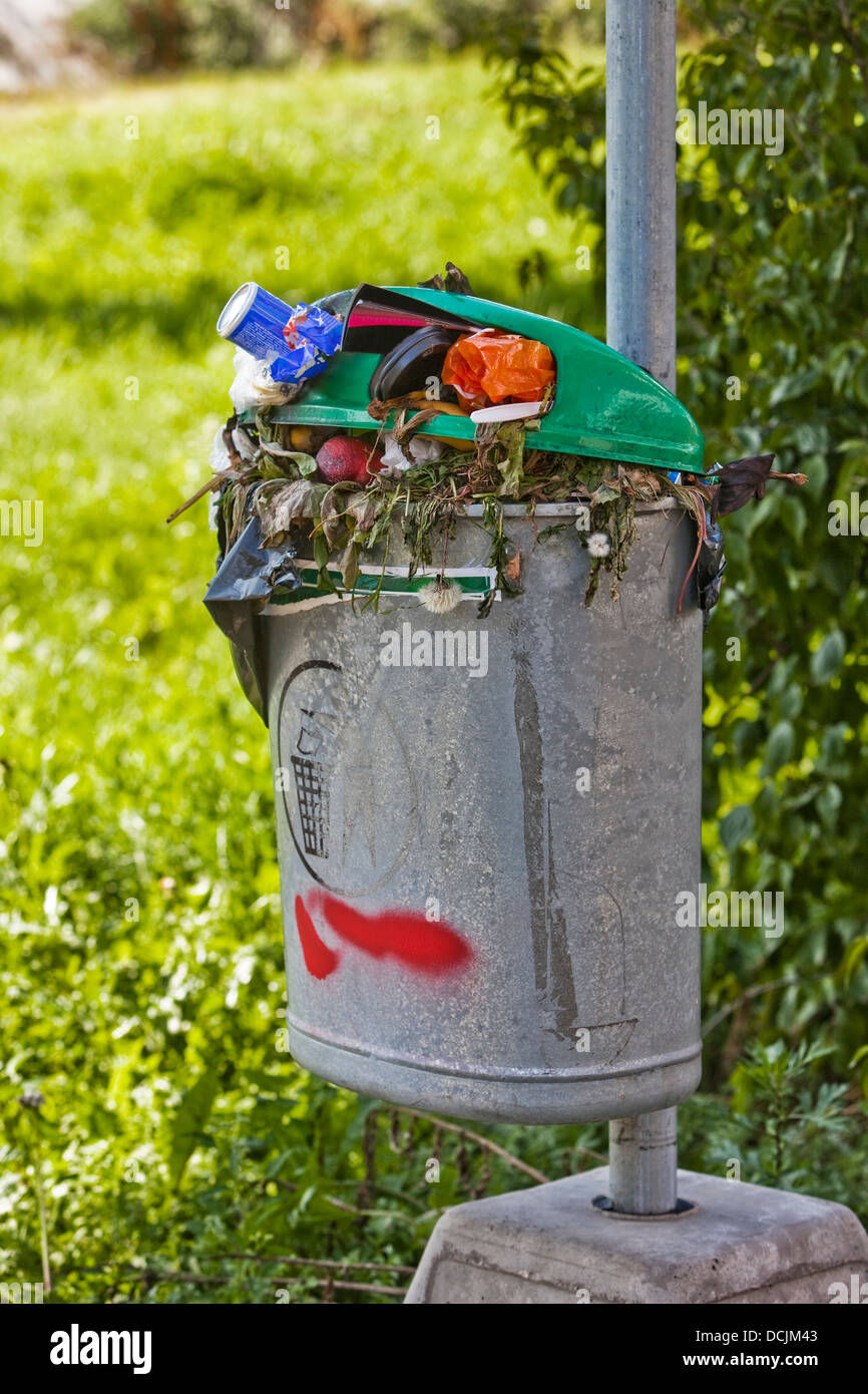 Corbeille pleine piscine Banque D'Images