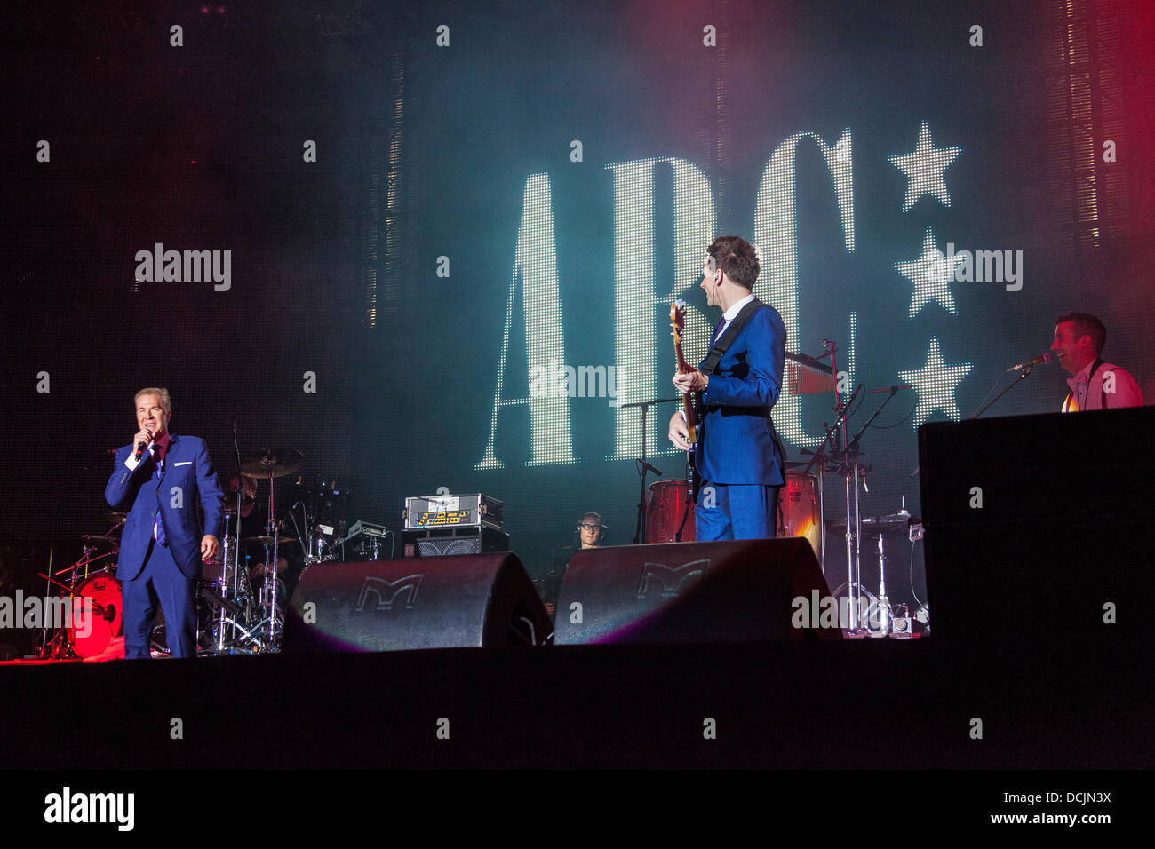 Remenham, Henley-on-Thames, Oxfordshire, UK. 18 août 2013. Chanteur MARTIN FRY (gauche) de la new-wave ABC effectue sur l'avant-scène au vent - 2013 "Le Festival 80s' tenue 16-17-18 août 2013. Photographie © 2013 John Henshall/Alamy Live News. Par0378 Banque D'Images