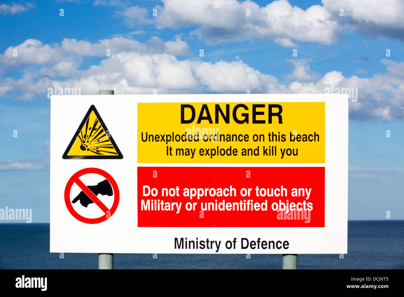 La signalisation des bombes non explosées sur la côte à Aldbrough, Yorkshire, UK. Banque D'Images