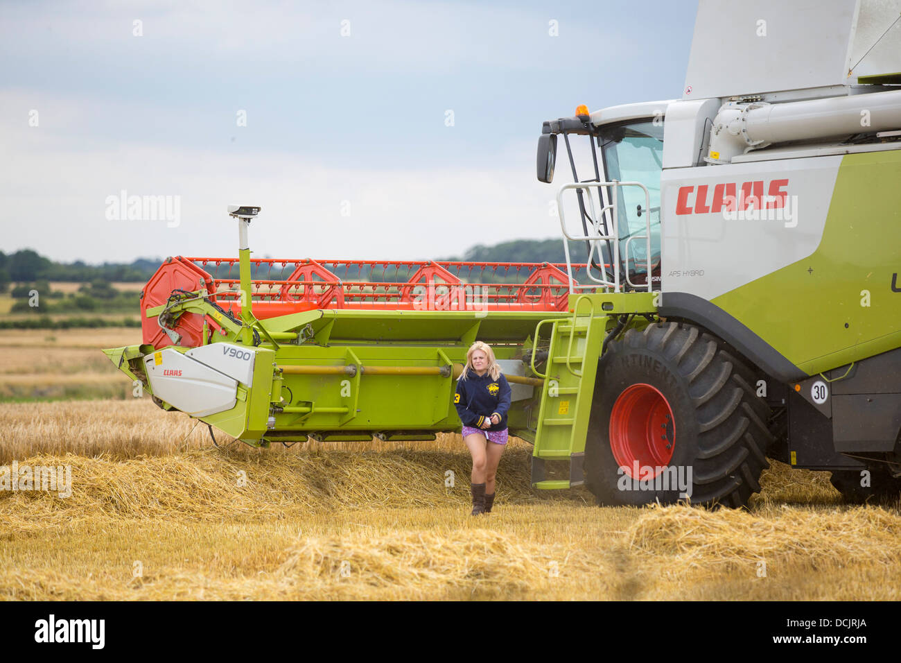 Un agriculteur récolte du blé sur une ferme près d'Barmston, sur la côte est, dans le Yorkshire, UK. Banque D'Images
