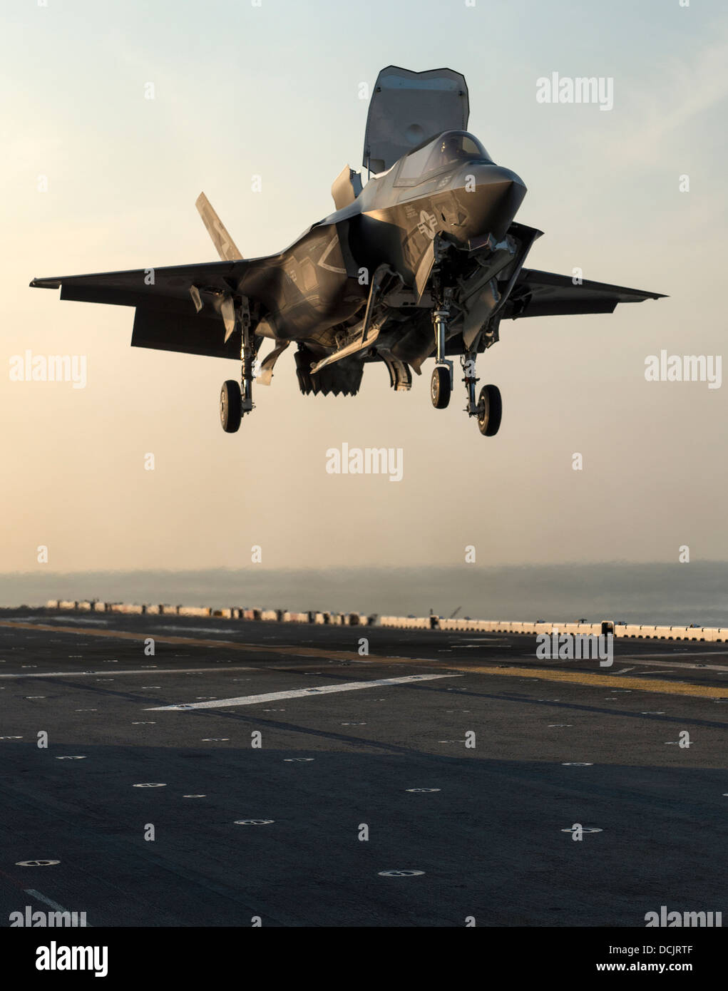 Un US Marine Corps F-35B Lightning II stealth fighter avion décolle de l'assaut amphibie USS Wasp durant la deuxième F-35 en mer tests de développement le 12 août 2013 dans l'océan Atlantique. Banque D'Images