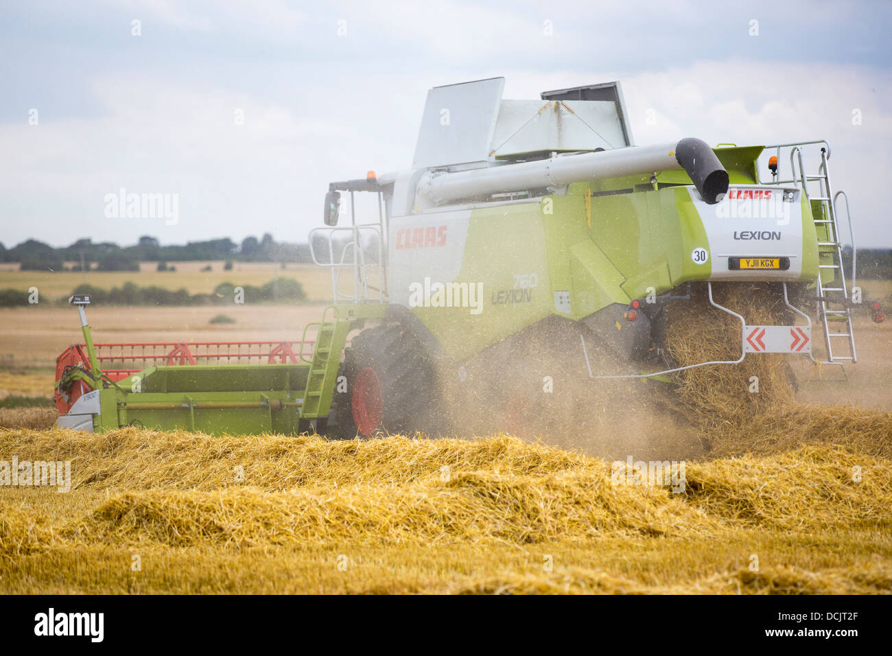 Un agriculteur récolte du blé sur une ferme près d'Barmston, sur la côte est, dans le Yorkshire, UK. Banque D'Images