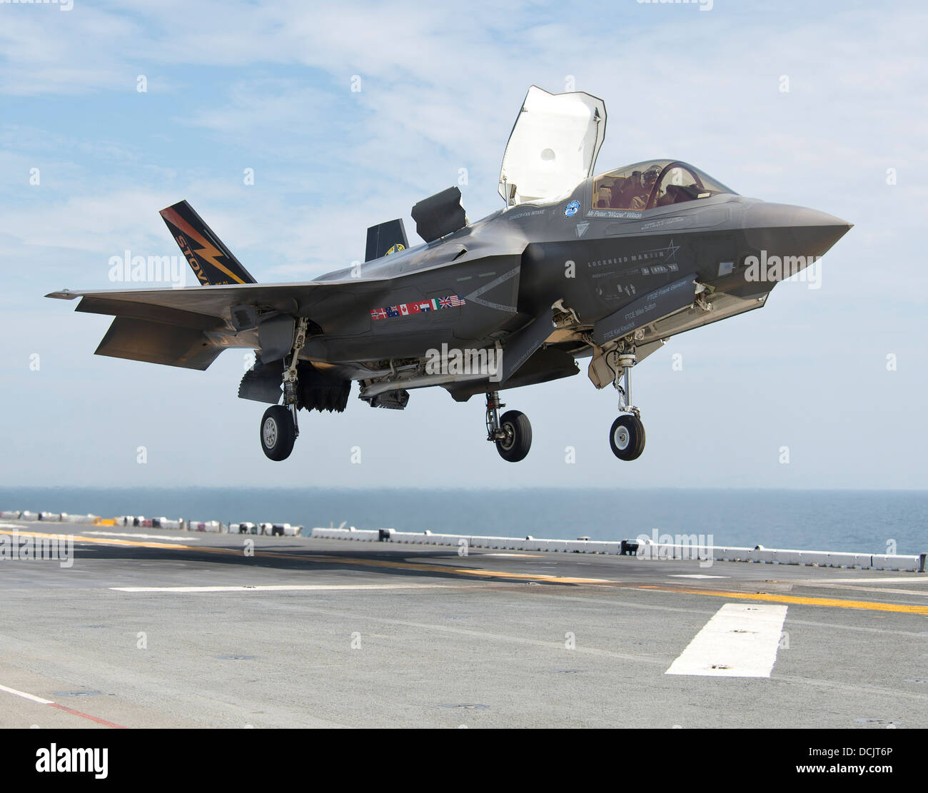 Un US Marine Corps F-35B Lightning II stealth fighter avion décolle de l'assaut amphibie USS Wasp durant la deuxième F-35 en mer tests de développement 14 août 2013 dans l'océan Atlantique. Banque D'Images