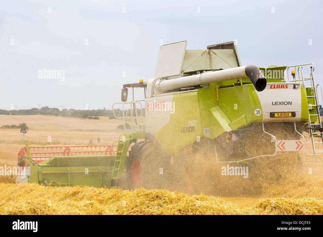 Un agriculteur récolte du blé sur une ferme près d'Barmston, sur la côte est, dans le Yorkshire, UK. Banque D'Images