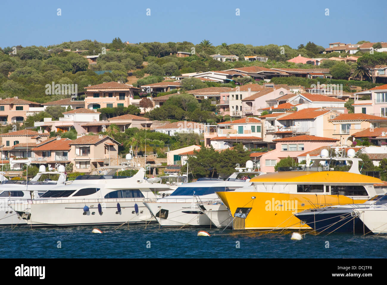 Motor yachts dans le port de Porto Rotondo, Sardaigne, Italie Banque D'Images