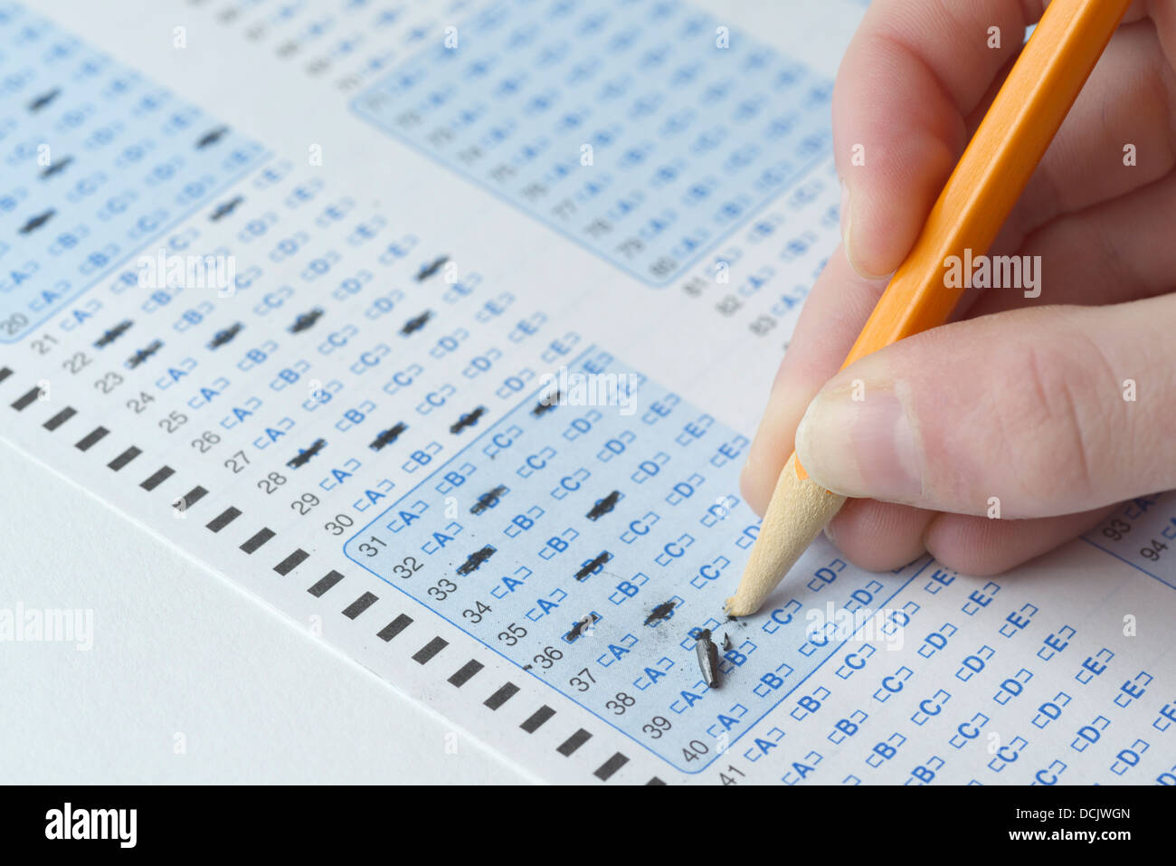 Numérisation optique feuille de réponses pour un examen scolaire - pointe crayon cassé Banque D'Images