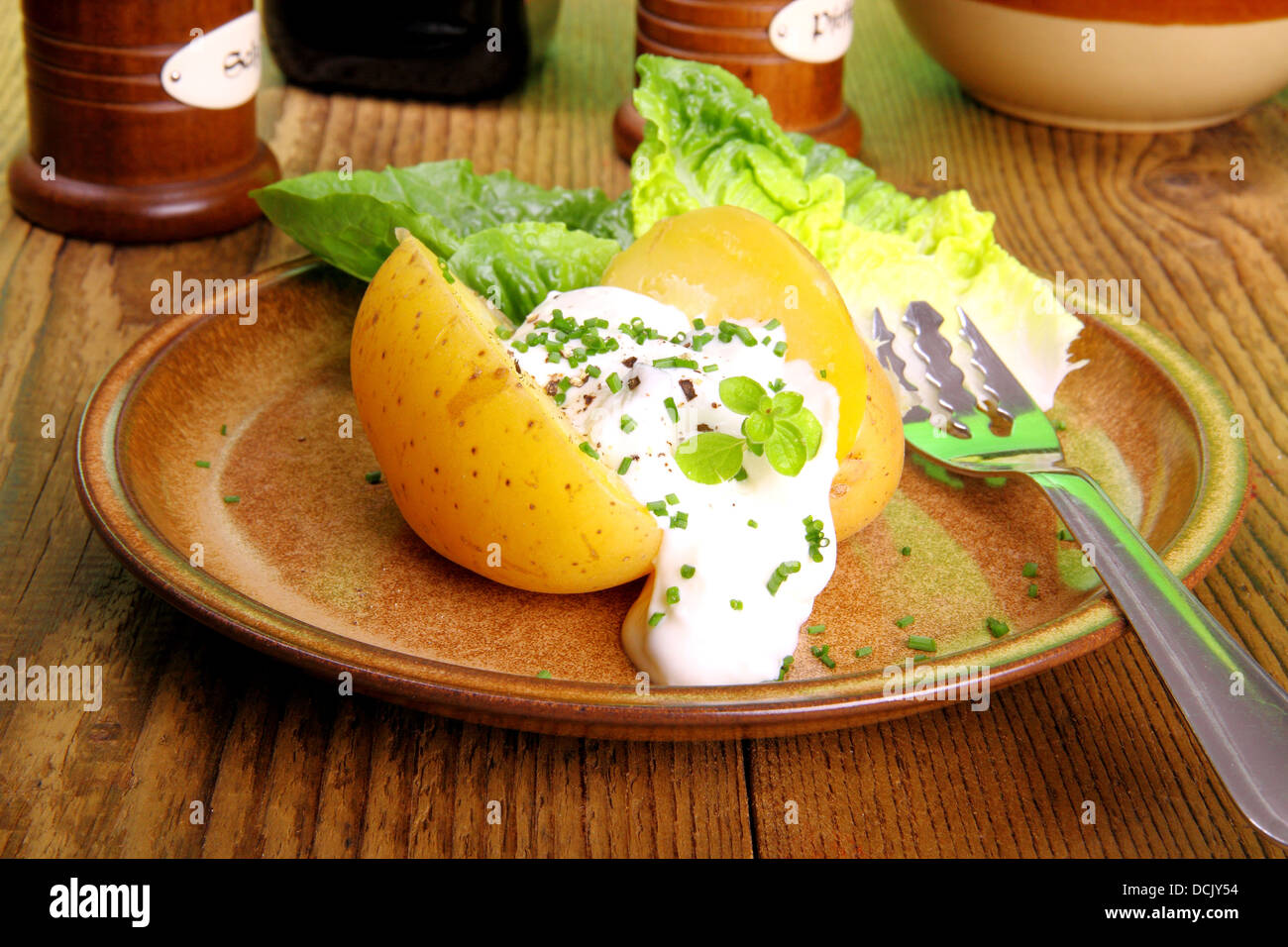 Pomme de terre avec du fromage cottage et de la salade, Close up Banque D'Images