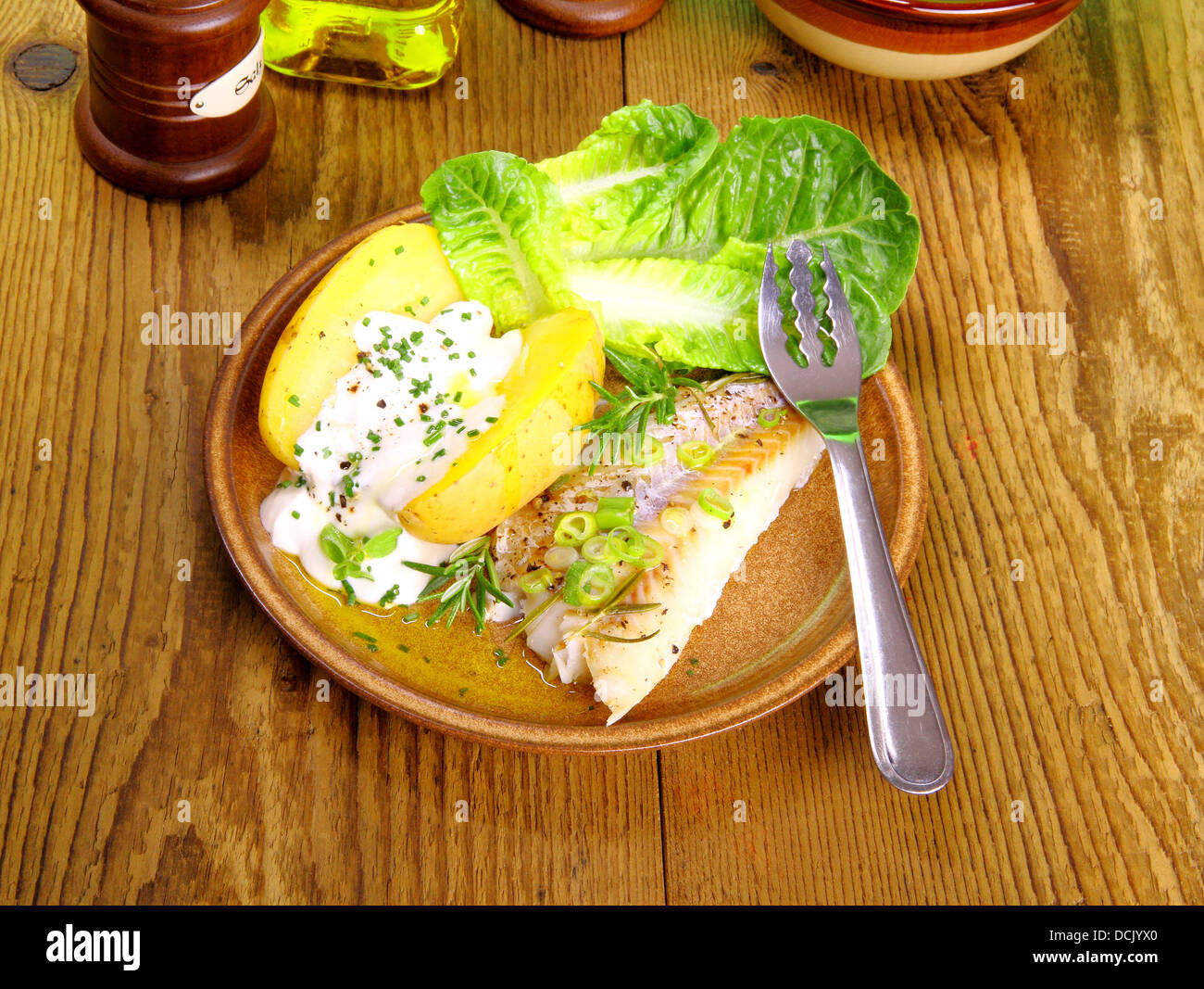Le poisson, les pommes de terre avec du fromage cottage, salade et la fourche, vue du dessus Banque D'Images