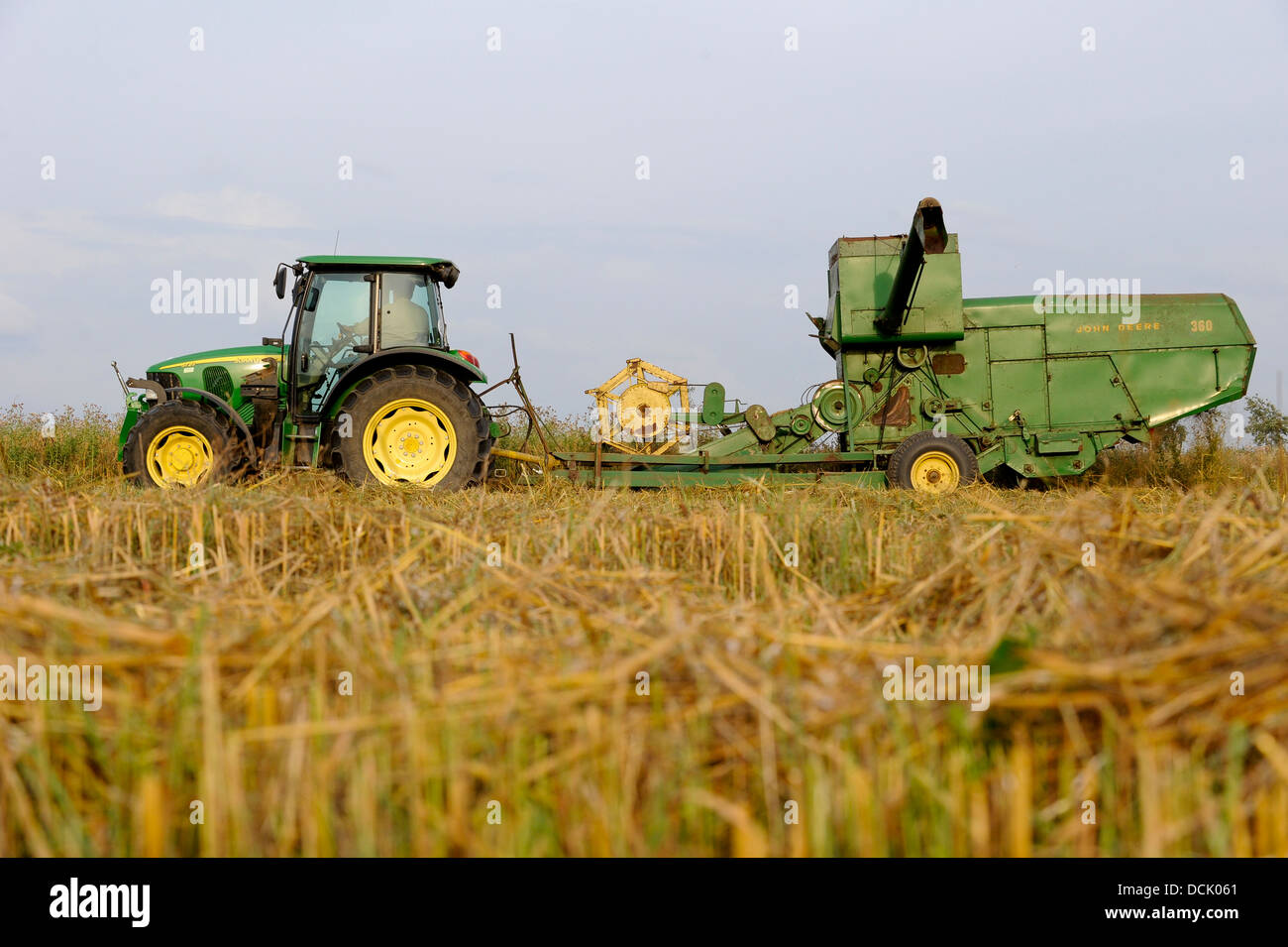 Allemagne ancienne moissonneuse-batteuse John Deere 360 de 1968 tiré ...