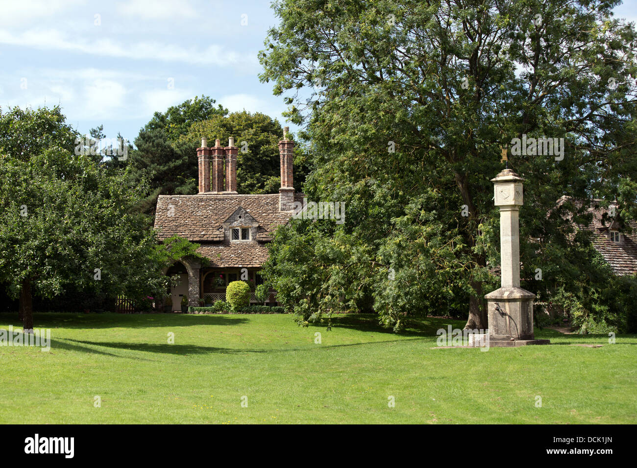 Cottage double en pierre, cadran solaire et pompe à eau, hameau de Blaise, Henbury, Bristol, Angleterre, Royaume-Uni. Banque D'Images