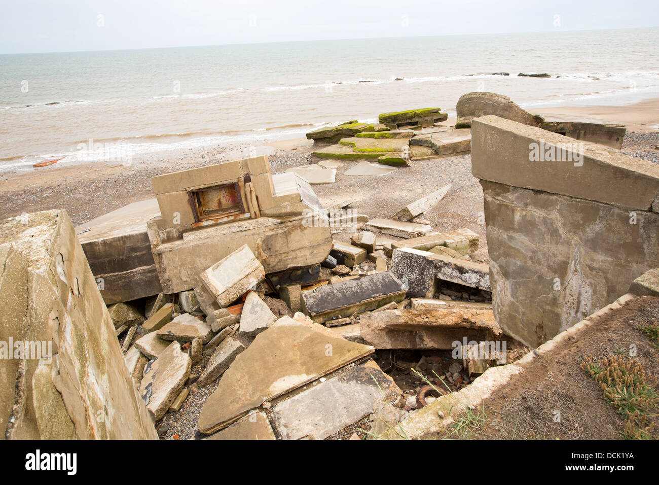 Les vestiges d'une embrasure Godwin à la batterie sur la plage à Kilnsea à la tête de point mépris Banque D'Images