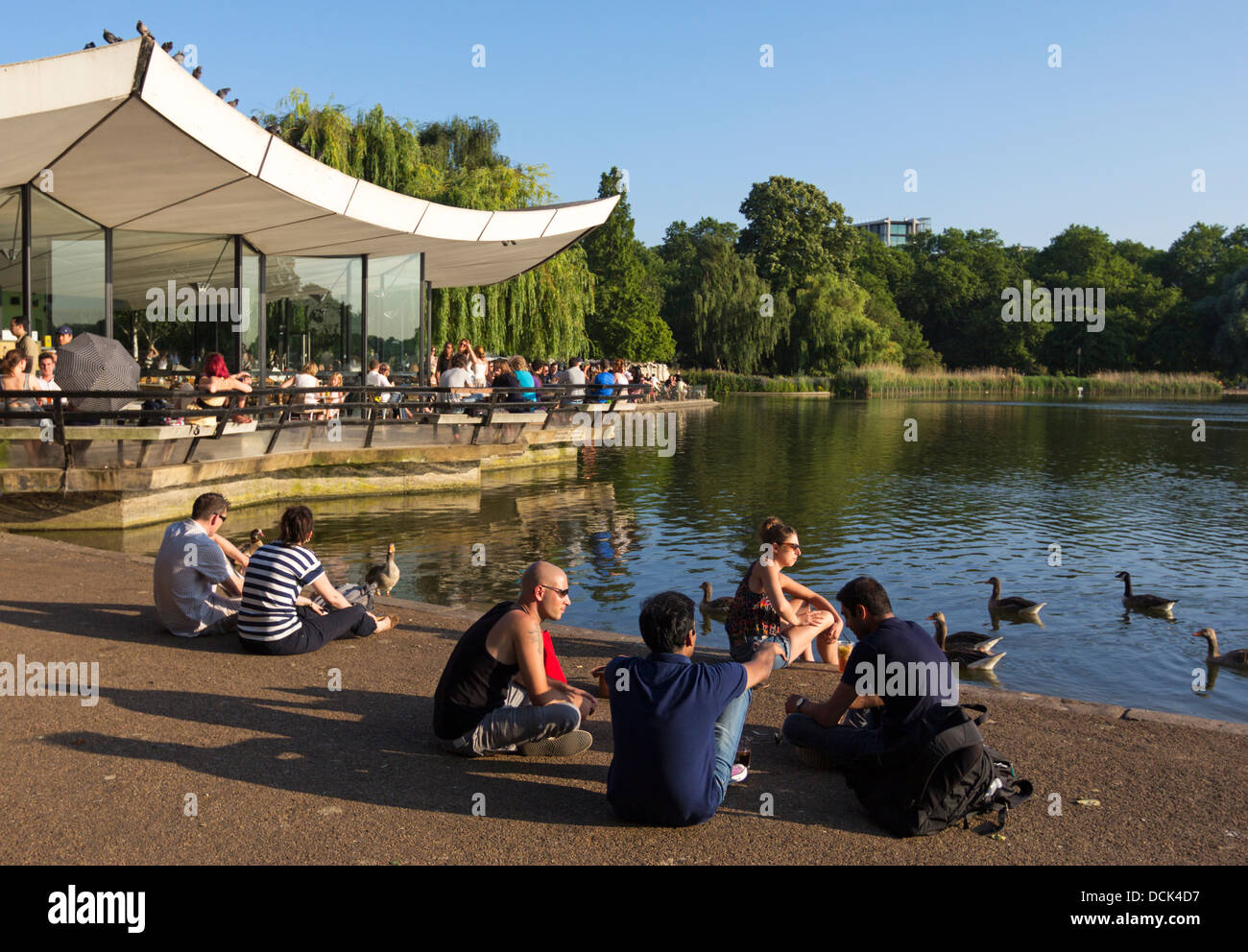 Soir d'été - Serpentine Lake - Hyde Park - Londres Banque D'Images