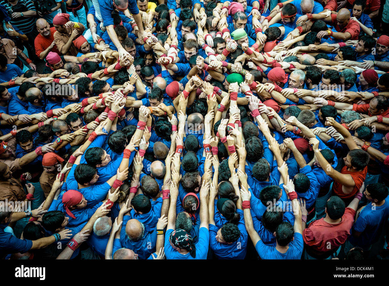 Barcelone, Espagne. Août 18, 2013. Août 18th, 2013. Barcelone, Espagne : les Castellers de la Vila de Gracia forment la base d'une tour humaine, "5 de 8" au second tour des Castellers jour devant la mairie de Gracia © matthi/Alamy Live News Banque D'Images