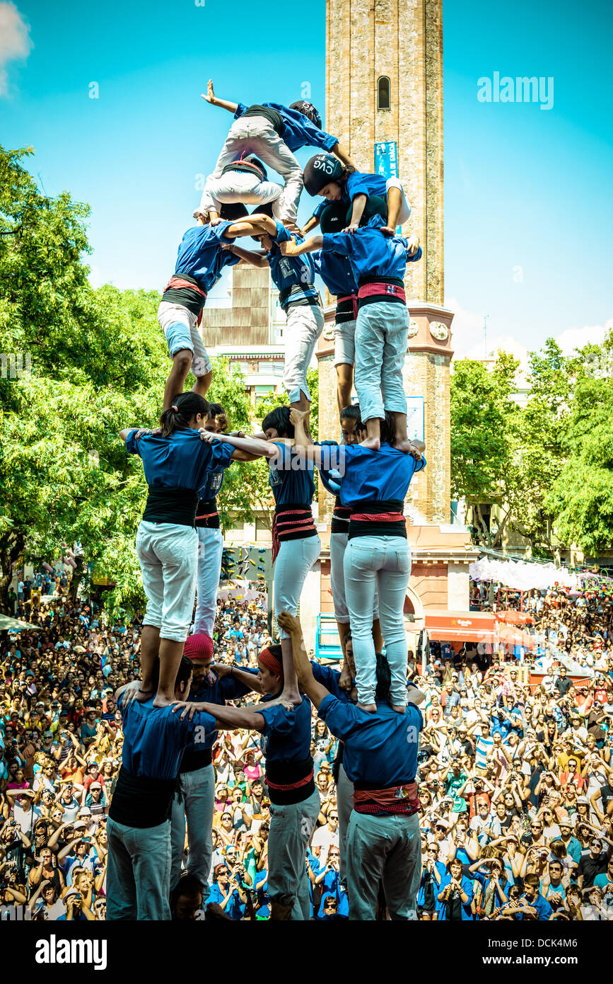 Barcelone, Espagne. Août 18, 2013. Août 18th, 2013. Barcelone, Espagne : les Castellers de la Vila de Gracia un tour complet des '5, de 8' au second tour de l'Castellers jour devant la mairie de Gracia © matthi/Alamy Live News Banque D'Images