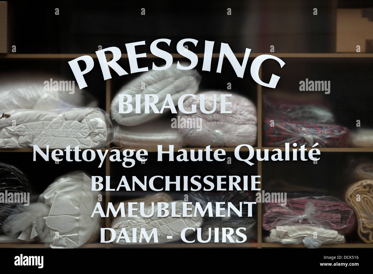 Un service de nettoyage à vitrine dans le quartier du Marais à Paris, France Banque D'Images